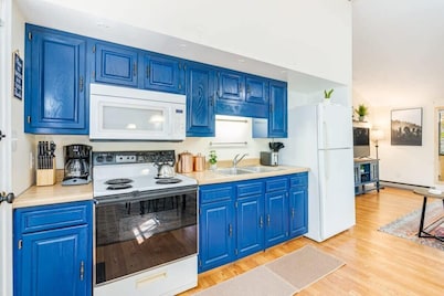 Spacious w/Hot Tub, Fire Pit, Deck, Grill and WiFi