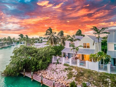Waterfront Villa in Paradise. Dipping pool. Middle Keys. Soak in the sun