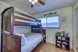 4 habitaciones, tabla de planchar con plancha y cuna de viaje 