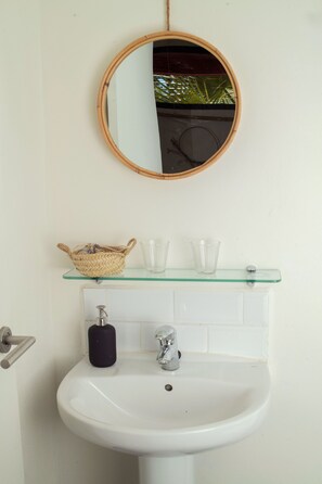 Dutxa, assecador de cabells, tovalloles i sabó