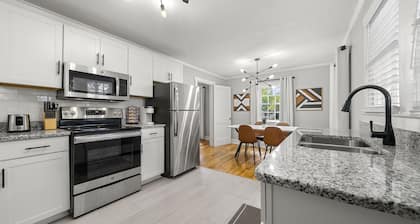Cozy 4BR Cottage in Downtown Warm Springs