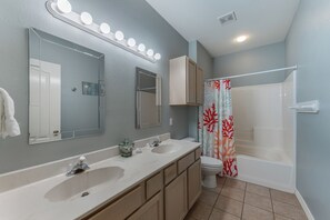 وحدات دش مع أحواض استحمام، مجففات شعر، مناشف، ورق حمّام