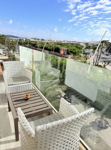 Stylish Apt Steps From the Beach