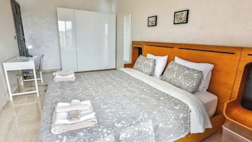2 chambres, fer et planche à repasser, Wi-Fi, draps fournis