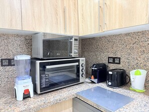 Refrigerador, microondas, horno y parrilla de estufa 