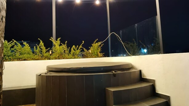 A rooftop terrace with a hot tub, wooden pergola, and string lights. - COUNTRY HOUSE LAKE CHAPALA/JOCOTEPEC (JOCOTEPEC)