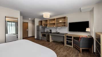 Studiosuite, 1 kingsize-seng, rullestolvennlig dusj (Mobility Accessible) | Eget kjøkken | Kjøleskap, mikrobølgeovn, kokeplater og oppvaskmaskin