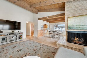 Télévision, cheminée