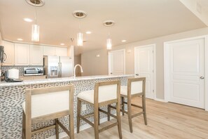 Microonde, lavastoviglie, macchina per tè/caffè