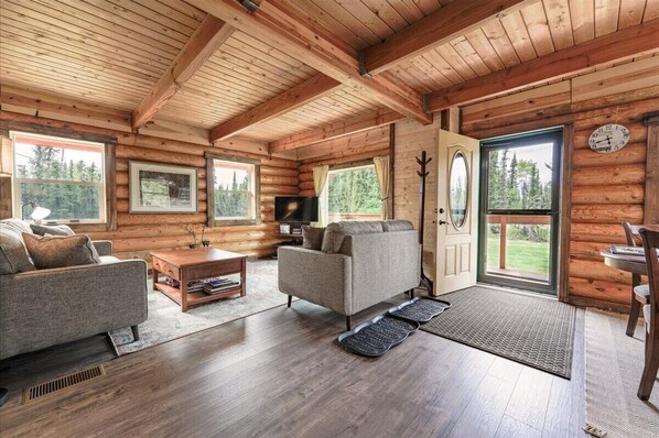 Smart TV, DVD player - Mamie's Hideaway (Salcha)