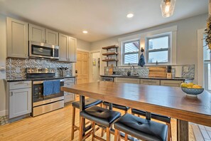 Fridge, microwave, stovetop, dishwasher