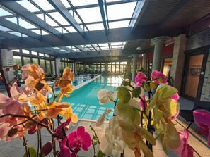2 kolam renang indoor dan kolam renang outdoor musiman