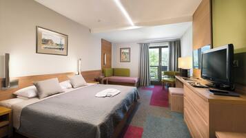 Minibar, coffres-forts dans les chambres, bureau, rideaux occultants