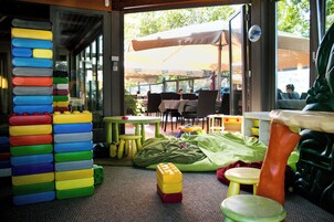 Zona de juegos infantil cubierta