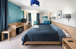 Minibar, coffres-forts dans les chambres, bureau, rideaux occultants