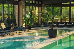 2 piscinas cubiertas, una piscina al aire libre de temporada, sombrillas