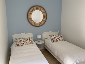 2 slaapkamers, een strijkplank/strijkijzer, reisbedje, gratis wifi