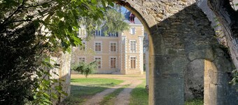 In the heart of wine-growing Anjou, renovated gîte on a 10-hectare estate