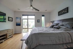 2 bedrooms, desk, WiFi