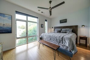 2 bedrooms, desk, WiFi