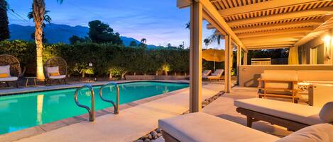 Een buitenzwembad en een verwarmd zwembad