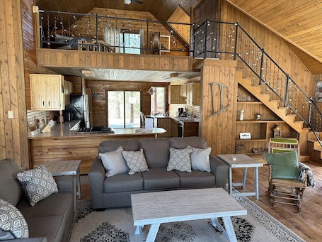 TV. Short Drive to Trails, Secluded in the Hiawatha National Forest