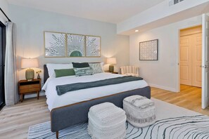 3 habitaciones, escritorio y tabla de planchar con plancha