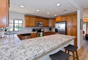 Fridge, microwave, oven, stovetop - Laid-back luxury in La Quinta - 3 BR Tennis, Pickle ball, Pool (La Quinta)