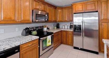 Laid-back luxury in La Quinta - modern pet-friendly 3 BR villa w/pool access
