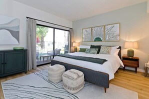 3 Schlafzimmer, Schreibtisch, Bügeleisen/Bügelbrett, Reisekinderbett