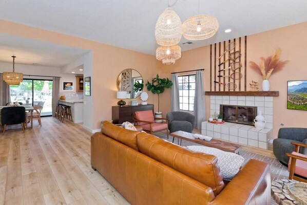 Smart TV, fireplace, offices - Laid-back luxury in La Quinta - 3 BR Tennis, Pickle ball, Pool (La Quinta)