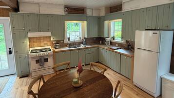 Fridge, oven, stovetop, coffee/tea maker