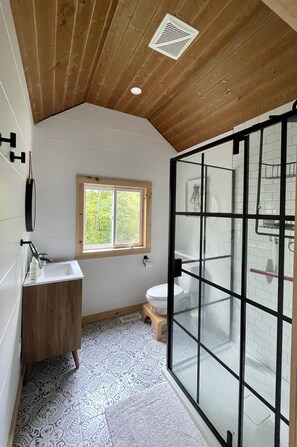 Bathtub, hair dryer, towels, soap - Log cabin on the hill (Haliburton)