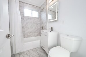 Duschwanne, Haartrockner, Handtücher, Toilettenpapier
