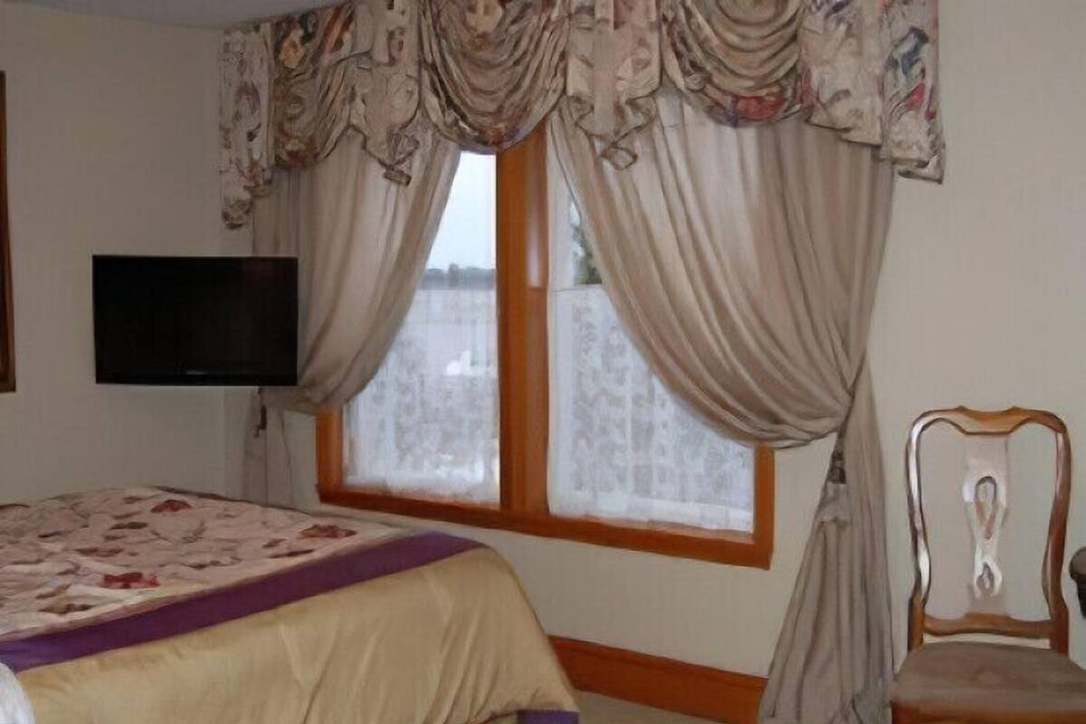 Deluxe Double Room, 1 Queen Bed, Lake View | WiFi (free), bed sheets