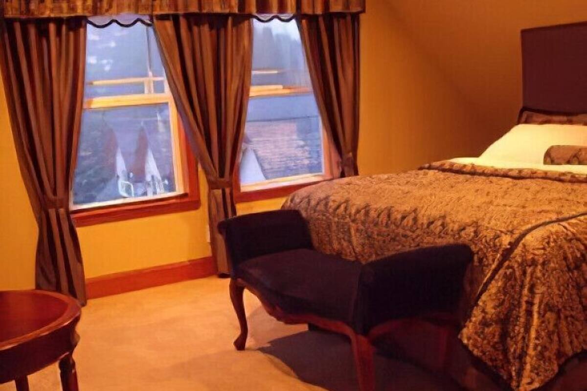 Romantic Double Room, 1 King Bed, Bathtub, Lake View | WiFi (free), bed sheets