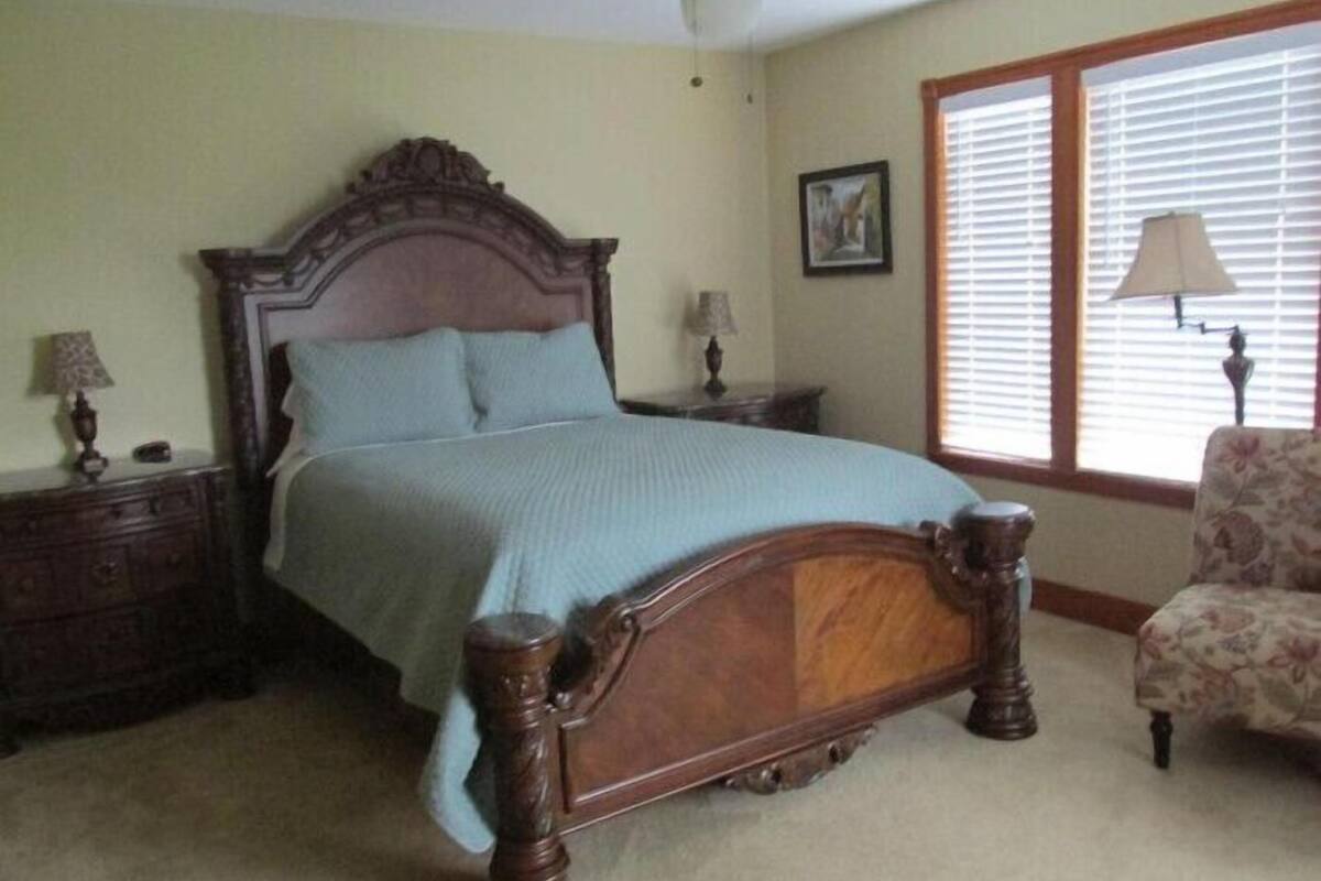 Deluxe Double Room, 1 Queen Bed, Non Smoking, Partial Lake View | WiFi (free), bed sheets