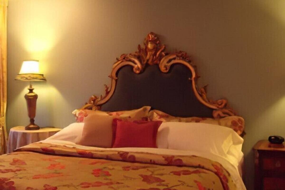 Deluxe Double Room, 1 King Bed, Fireplace, Lake View | WiFi (free), bed sheets