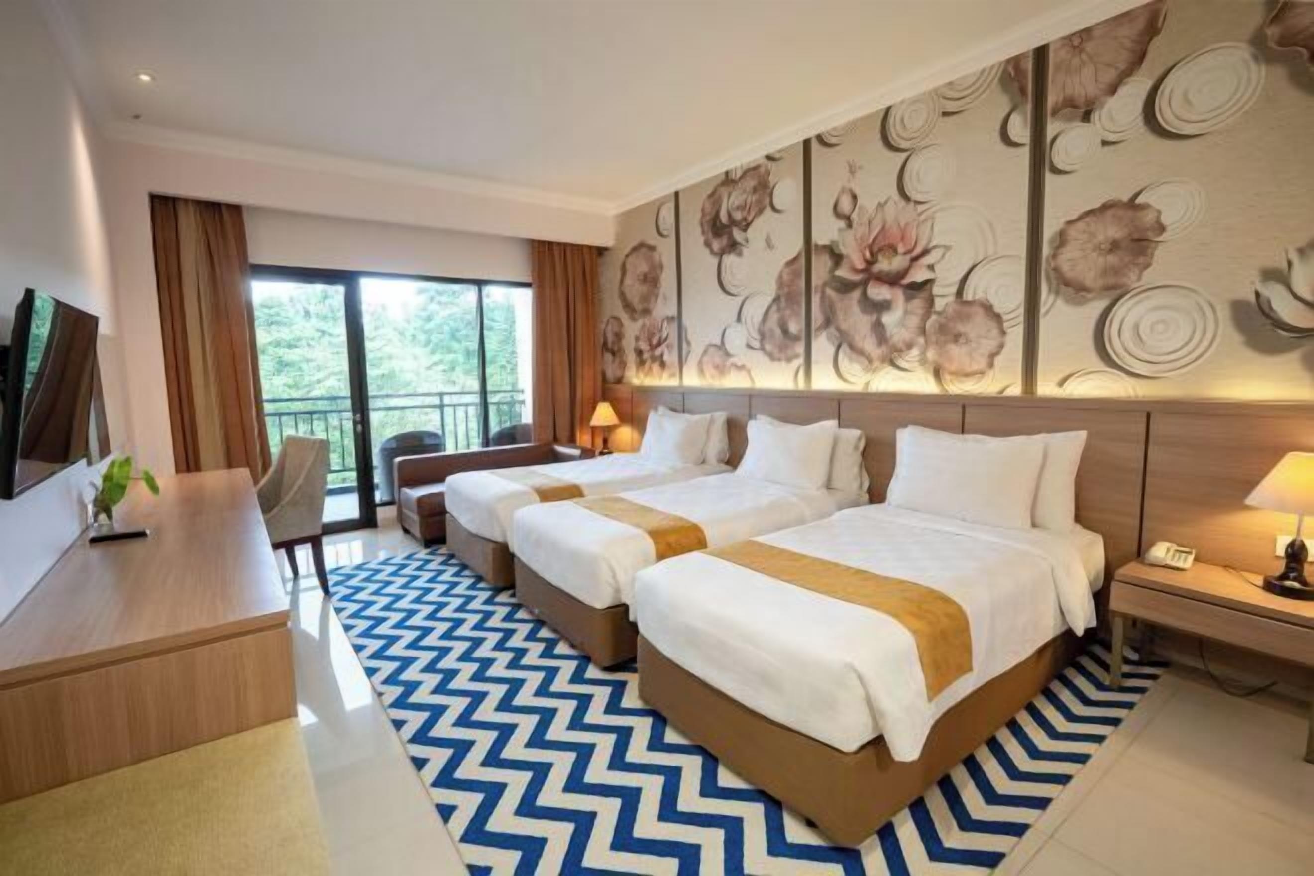 Escritorio, espacio para trabajar con laptop y insonorización 