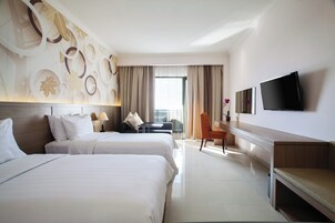 Deluxe - Twin / Hollywood | Desk, laptop workspace, soundproofing, iron/ironing board