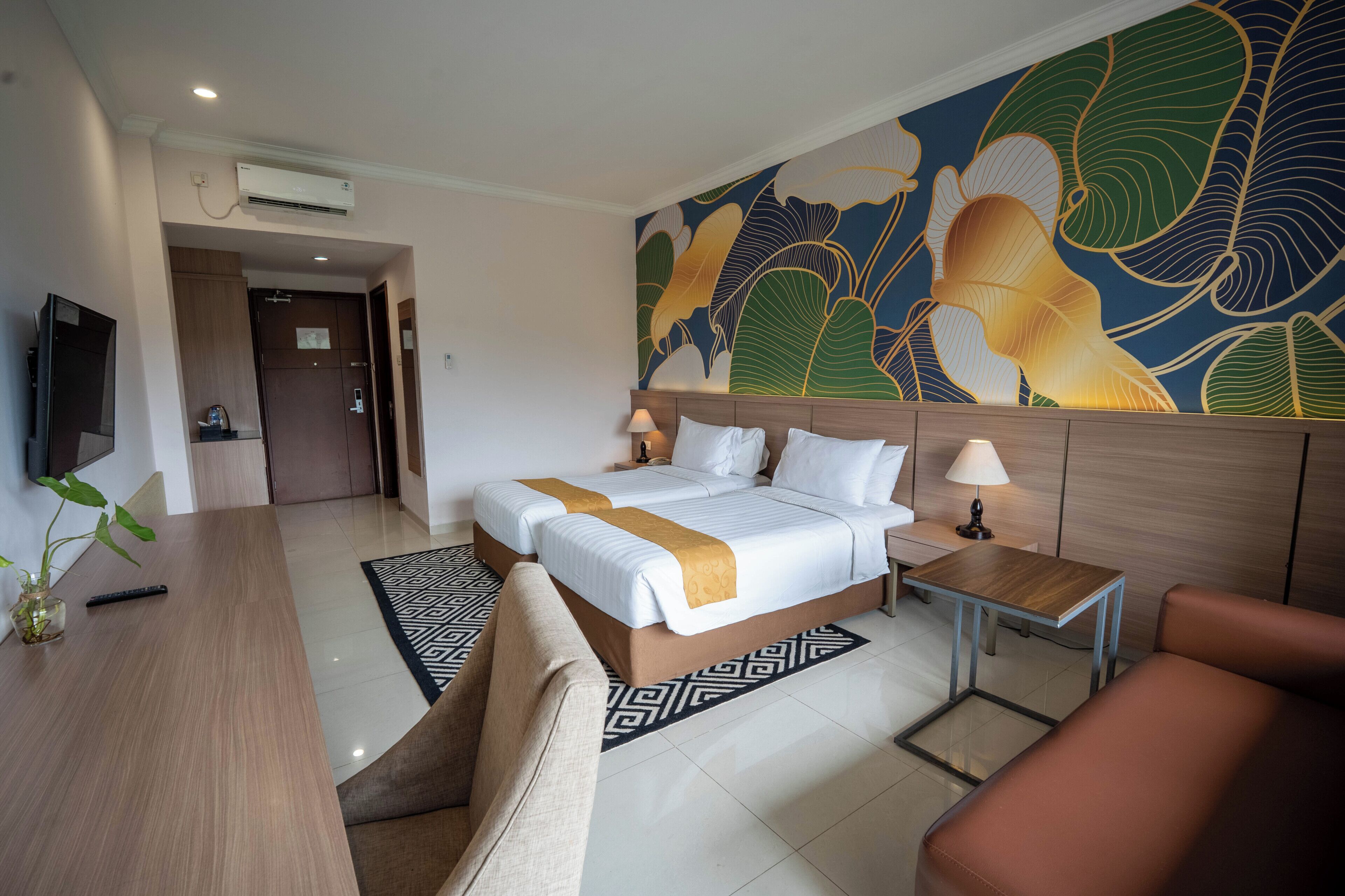 Habitación Deluxe, vista al jardín | Escritorio, espacio para trabajar con laptop y insonorización 