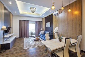 Suite Room | Desk, laptop workspace, soundproofing, iron/ironing board - The Green Peak, ARTOTEL Curated (Megamendung)