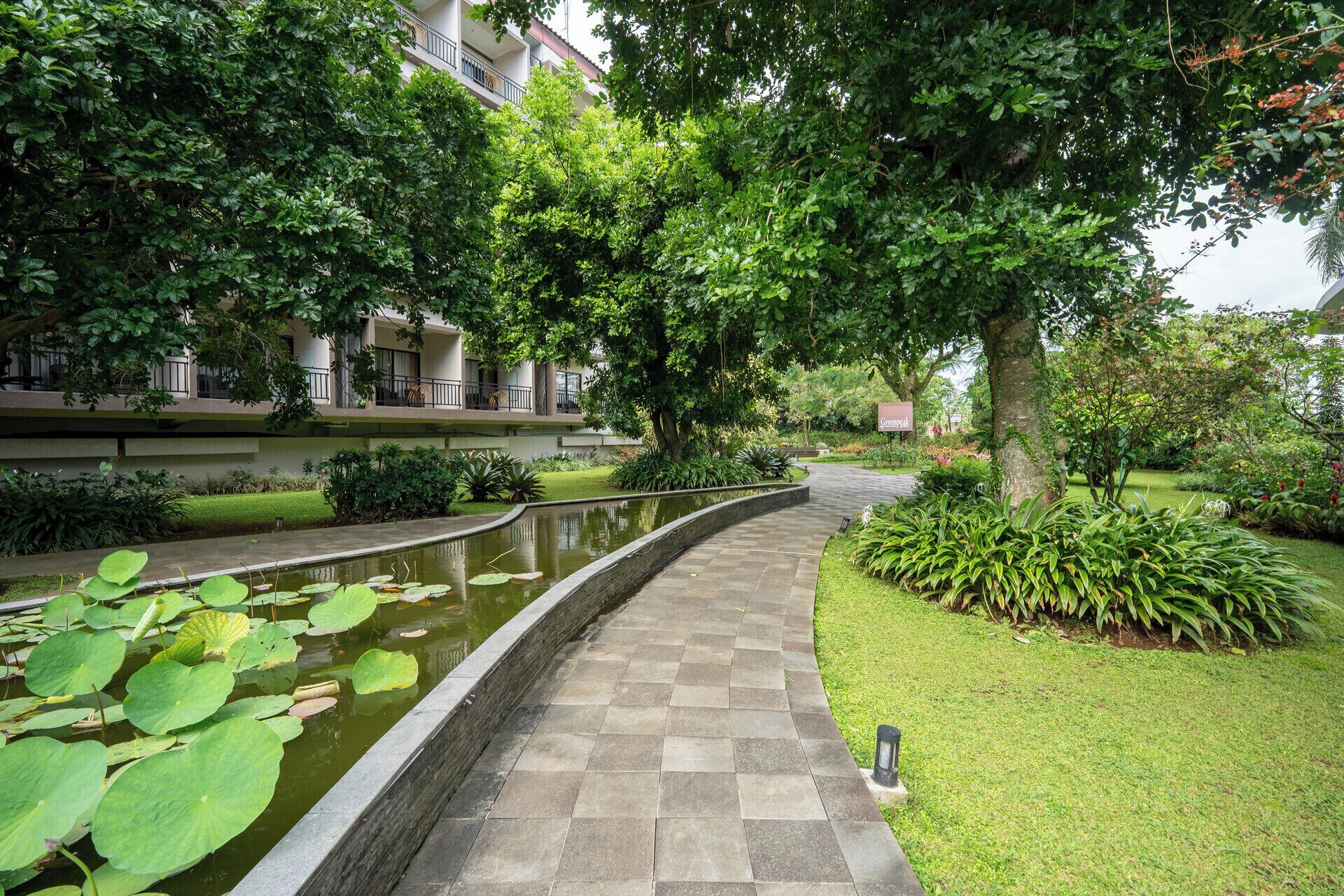 Kamar Deluks, pemandangan kebun | Meja kerja, ruang kerja ramah laptop, dan kedap suara
