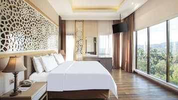 Kamar, 1 Tempat Tidur King | Meja kerja, ruang kerja ramah laptop, dan kedap suara