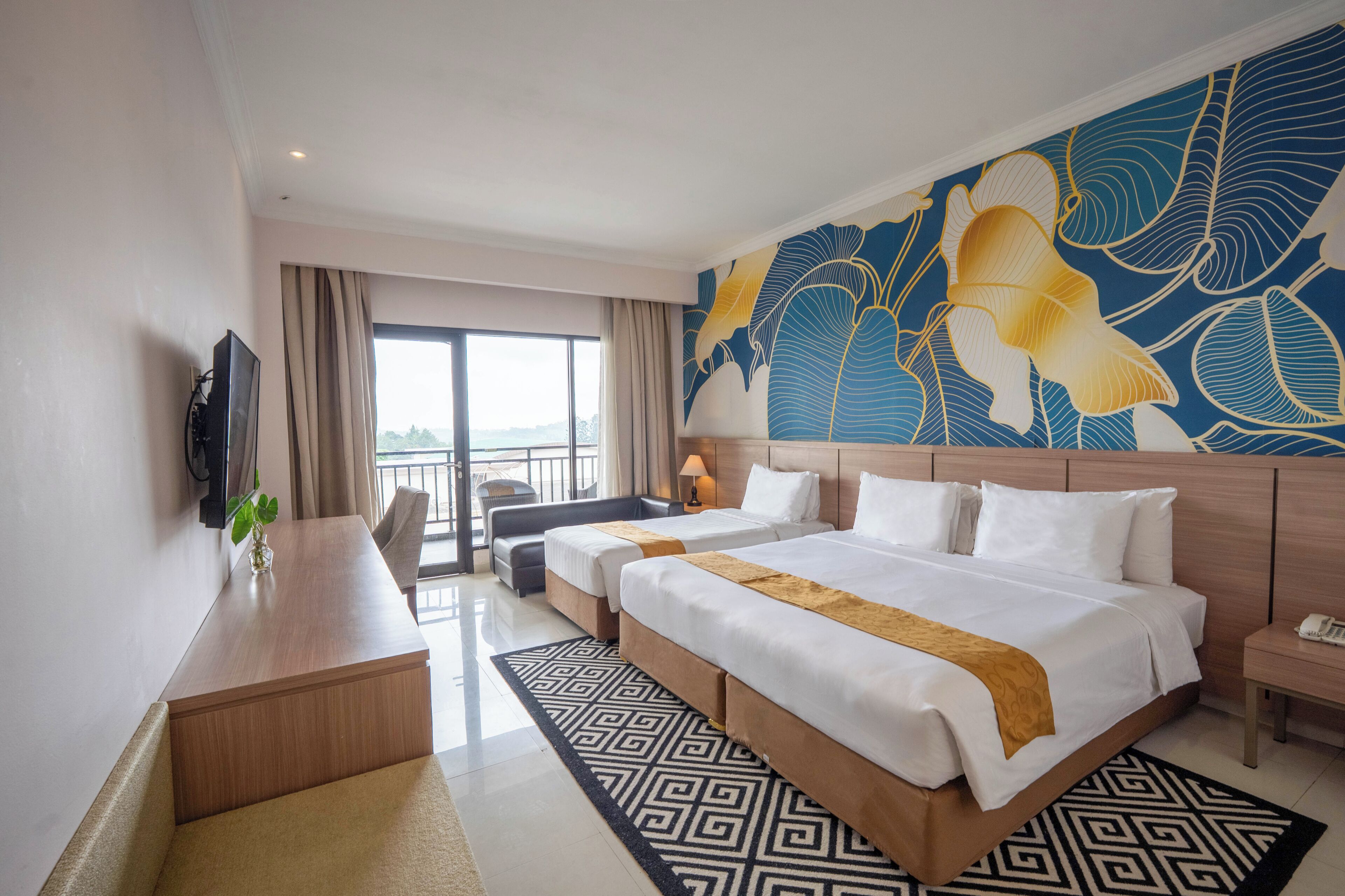 Habitación familiar | Escritorio, espacio para trabajar con laptop y insonorización 