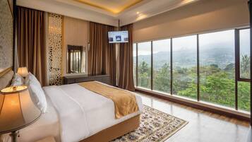 Room, 1 King Bed | Desk, laptop workspace, soundproofing, iron/ironing board