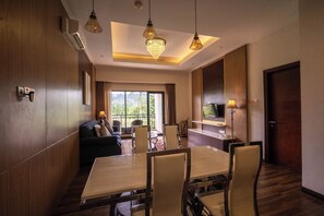 Suite Room | Living area - The Green Peak, ARTOTEL Curated (Megamendung)