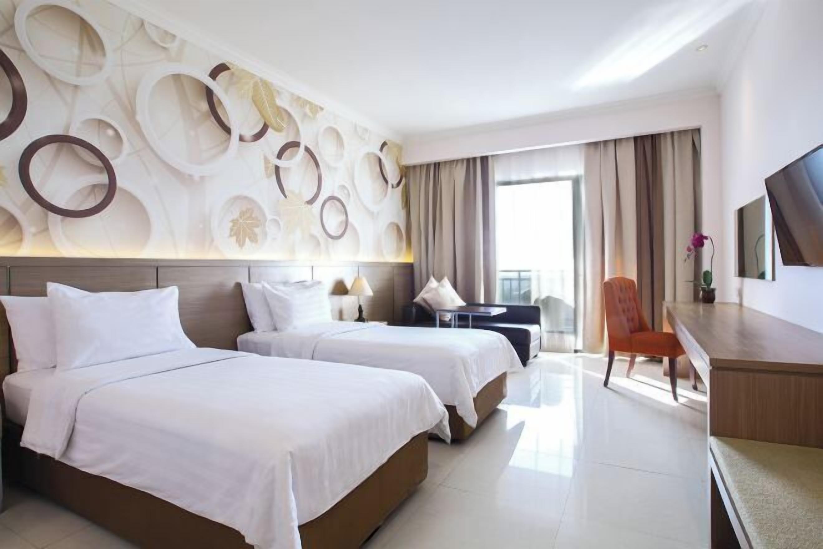 Schreibtisch, laptopgeeigneter Arbeitsplatz, schallisolierte Zimmer