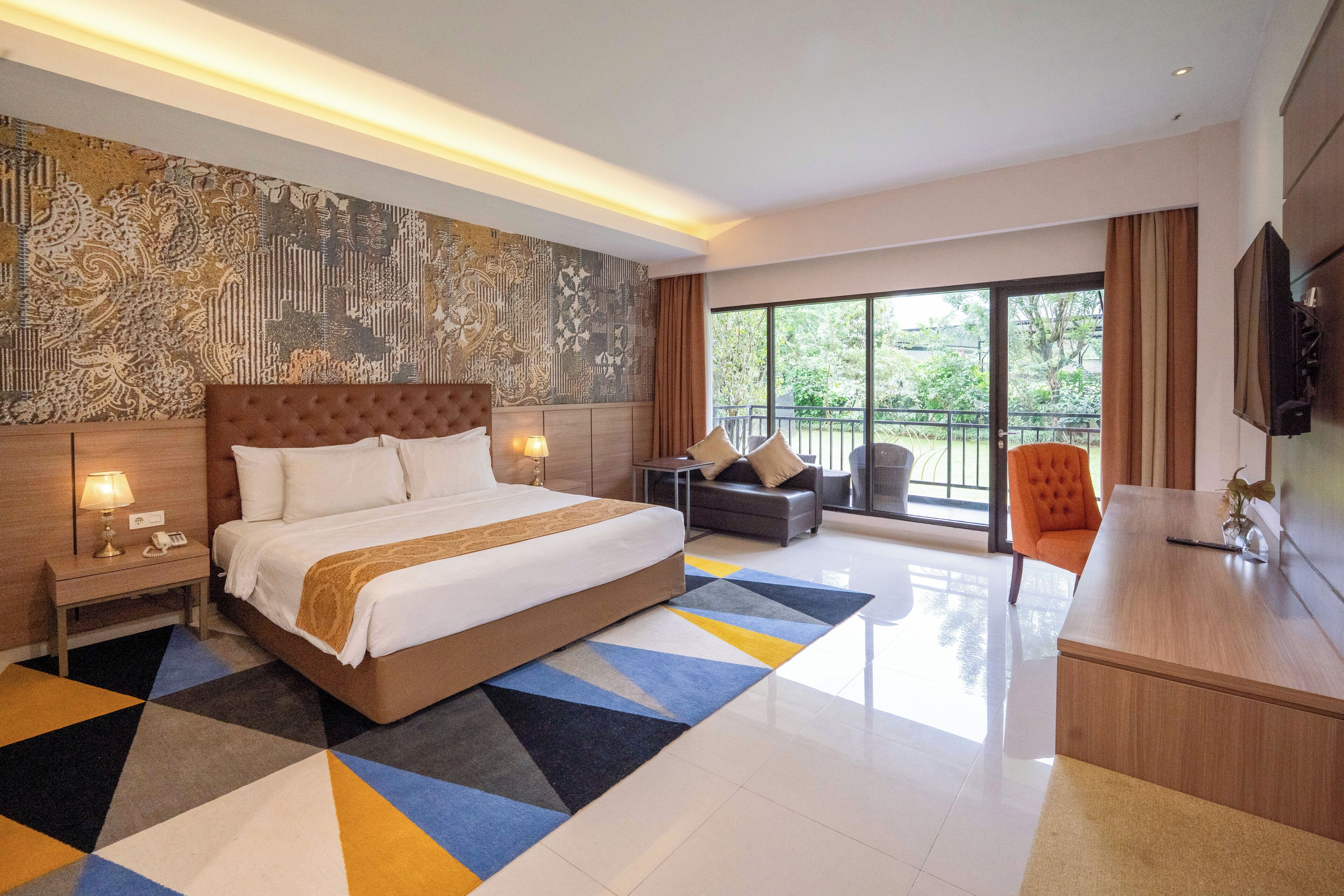 Executive King Room | Desk, laptop workspace, soundproofing, iron/ironing board