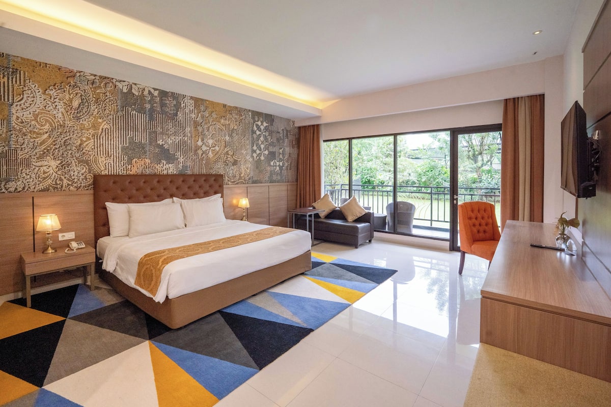 Executive King Room | Desk, laptop workspace, soundproofing, iron/ironing board